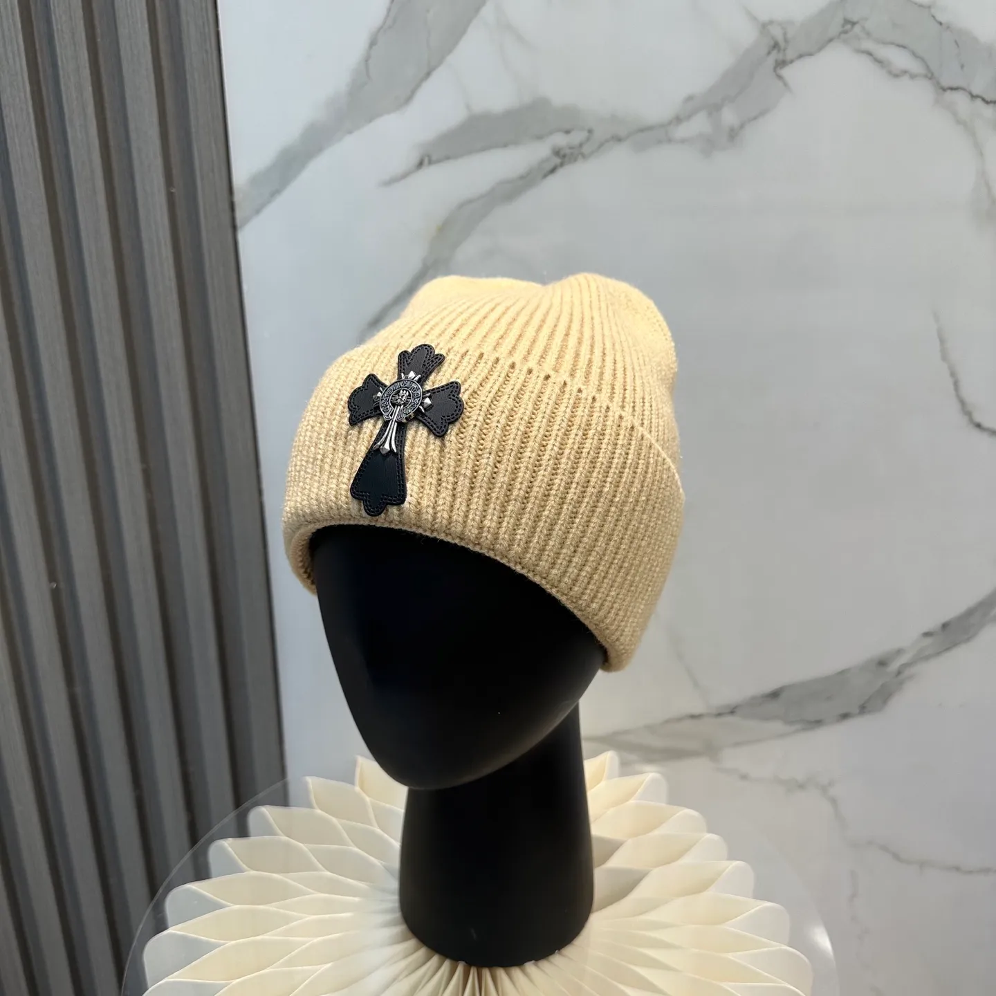 P46 🤍Chrome hearts new autumn and winter cross knitted hat🧶 One of the must-have hats in autumn and winter~ It really looks good on whoever wears it~, it is also a perfect match in black and white and gray in autumn~